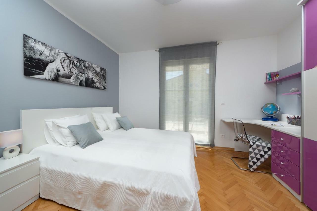 Rainbow Apartment Pula Bagian luar foto