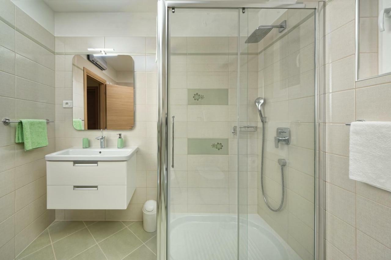 Rainbow Apartment Pula Bagian luar foto
