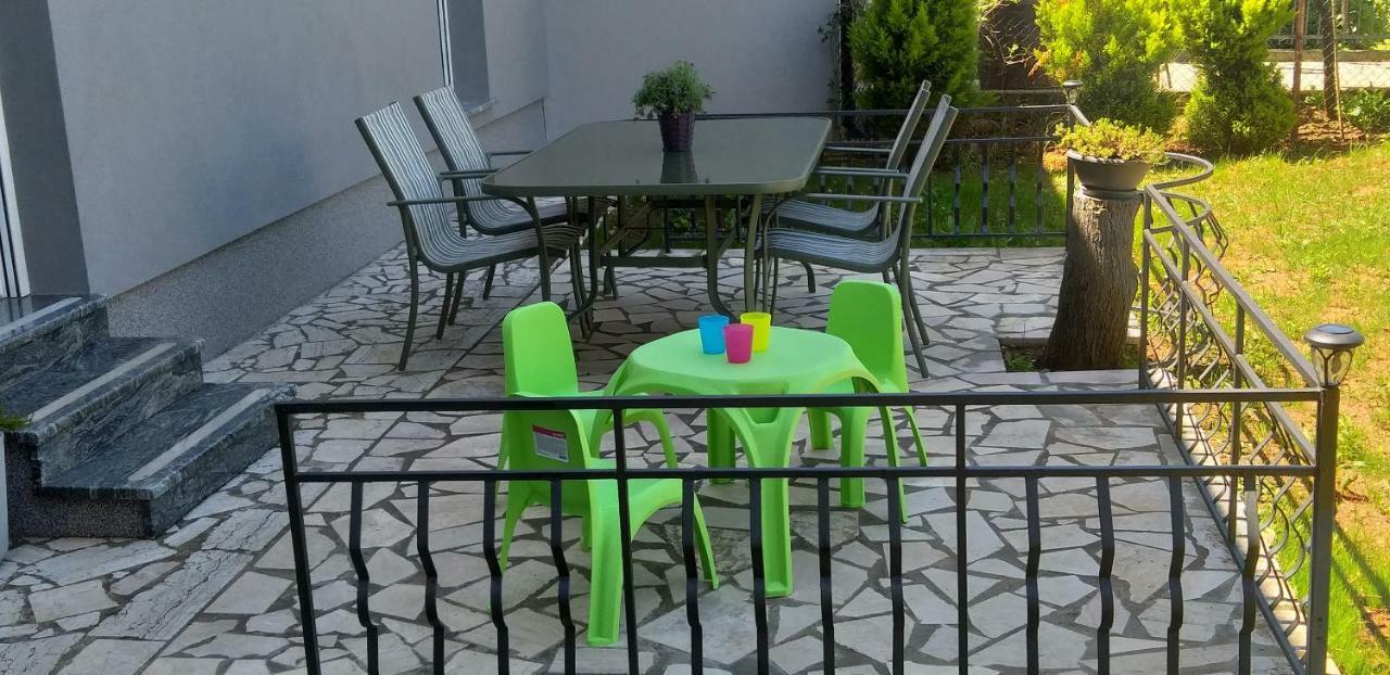 Rainbow Apartment Pula Bagian luar foto