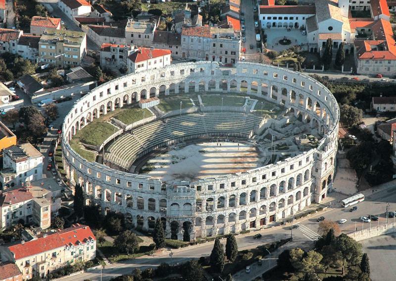 Rainbow Apartment Pula Bagian luar foto